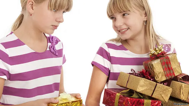 Девочки сравнивают подарки