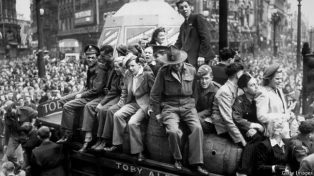 Británicos celebrando