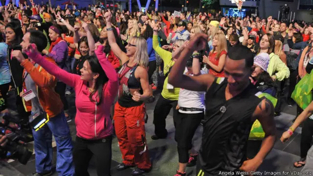 Зумба класс в день борьбы с насилием против женщин в Лос-Анджелесе