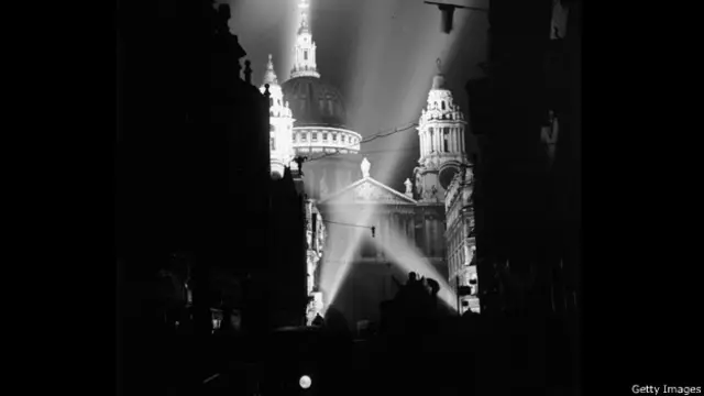 Proyectores sobre la Catedral de St Paul