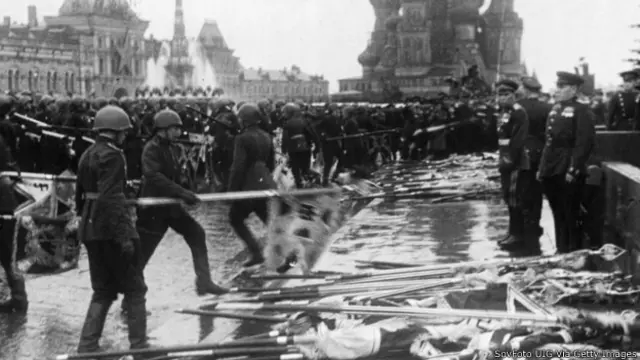 El líder soviético, Joseph Stalin, se rehusó a aceptar la rendición firmada en Rheims. Soldados en la Plaza Roja de Moscú arrojaron pancartas nazis al pie de la tumba de Lenin durante el Día de la Victoria.