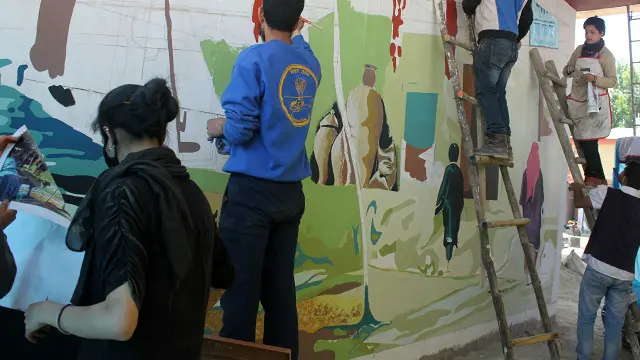 سرینگر انسٹی ٹیوٹ آف میوزک اینڈ فائن آرٹس کے سات طلبا میورلز بنا رہے ہیں