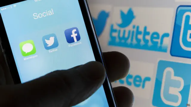 फ़ेसबुक, ट्विटर