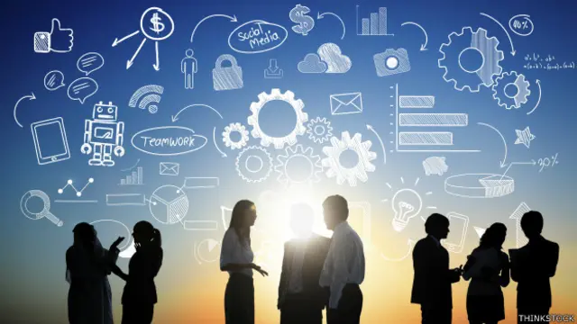 Ilustración de ejecutivos con nube de símbolos asociados a internet