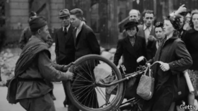 Los berlineses tuvieron roces con los soldados que los liberaron de los nazis.