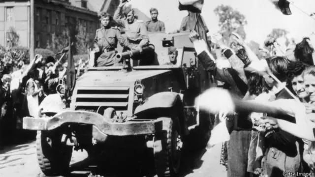 Жители Праги приветствуют советских солдат 9 мая 1945 года