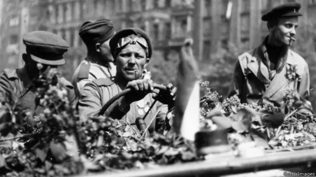 Советские солдаты в Праге. Май 1945