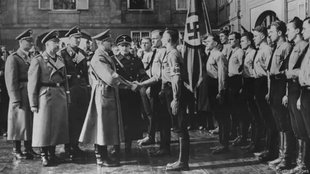 7 марта 1939 года. Адольф Гитлер встречается с одним из лидеров немецких студентов после оккупации Праги немецкими войсками