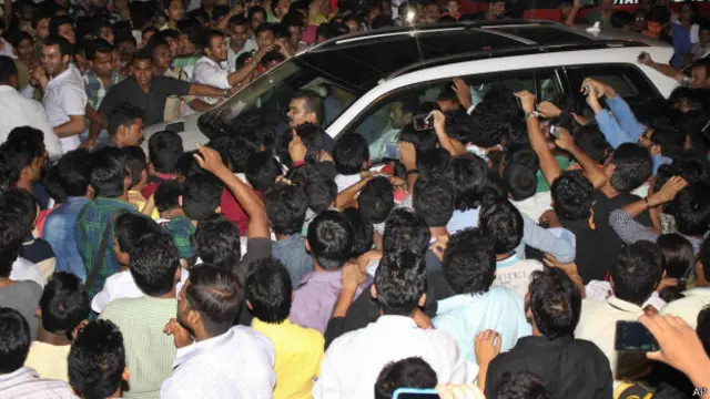 सलमान खान की कार को घेरे प्रशंसक 