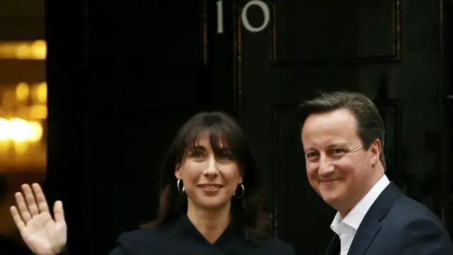 Ông Cameron và vợ quay lại Phủ thủ tướng sáng 08/05