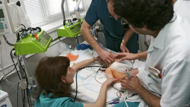 Лікарі надають допомогу немовляті в Інституті невідкладної допомоги в Донецьку 