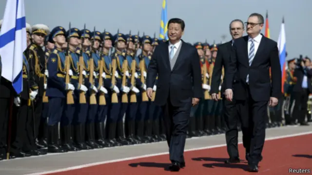 俄罗斯政府在机场举行了欢迎仪式，习近平检阅了俄罗斯三军仪仗队，并观看了分列式。