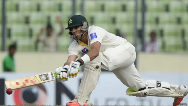 مصباح الحق نے وننگ چھکا لگا کر ٹیسٹ میچوں میں اپنے چار ہزار رنز مکمل کر لیے