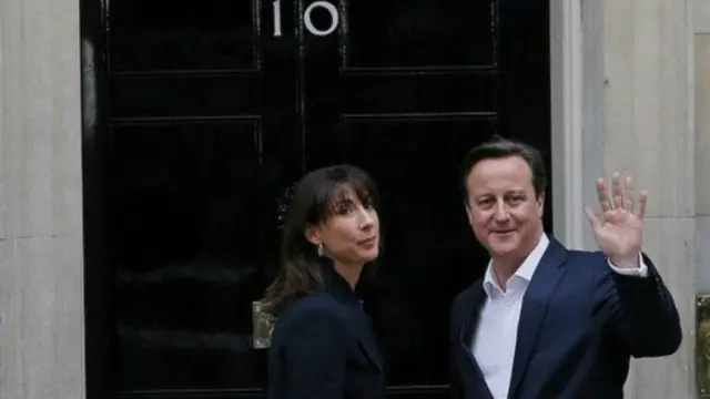 将连任首相的卡梅伦稍后将觐见女王。卡梅伦说，他要把“我们的国家团结在一起，把我们的联合王国团结在一起”。