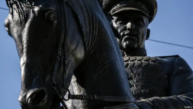 Памятник маршалу Рокоссовскому, открытый перед 70-летием Дня Победы