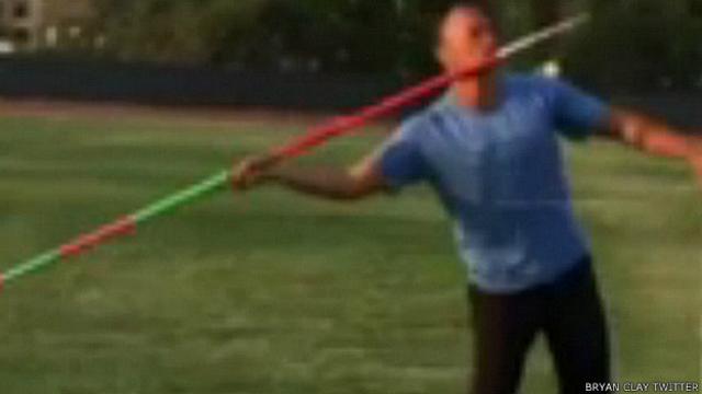 El atleta olímpico Bryan Clay a punto de lanzar su javalina