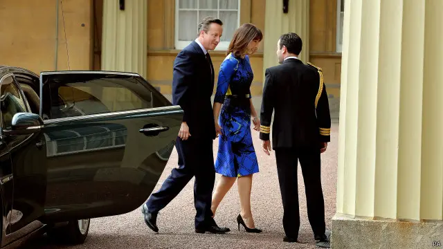 ډېوېډ کمرون له خپلې مېرمنې سره د بکنګهم ماڼۍ ته ولاړ، خو له ملکه الیزابت سره یې یوازې او د بندو دروازو ترشا وکتل. 