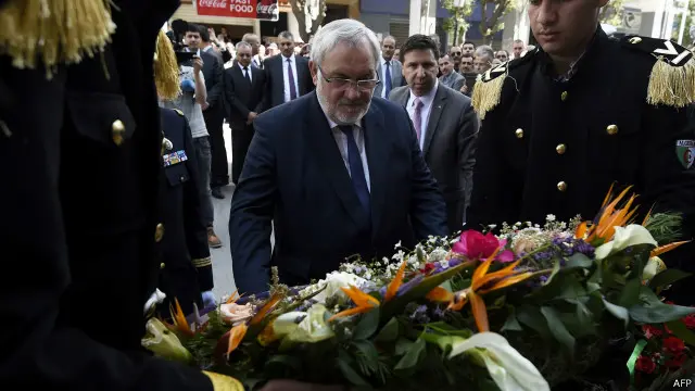 الوزير الفرنسي يضع إكليلا من الزهور أمام النصب التذكاري في سطيف