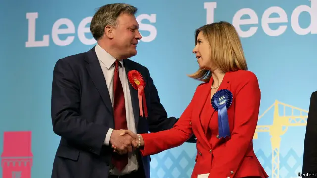 لیبر کے رہنما ایڈ بالز کنزرویٹو جماعت کی انڈریا جینکنز کو جیت پر مبارکباد دے رہے ہیں 