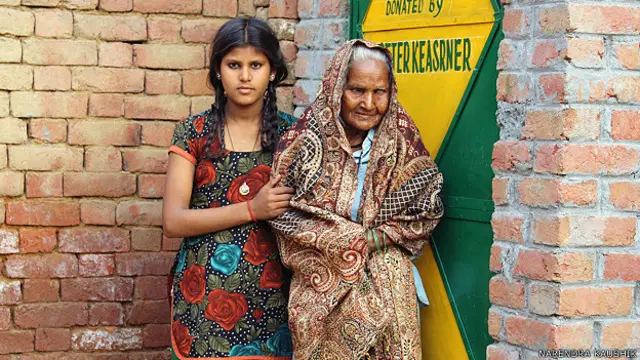 स्कूल ने छठी कक्षा की छात्रा मनीषा के घर टॉयलेट बनाने में मदद की. मनीषा के मां-बाप नहीं हैं.