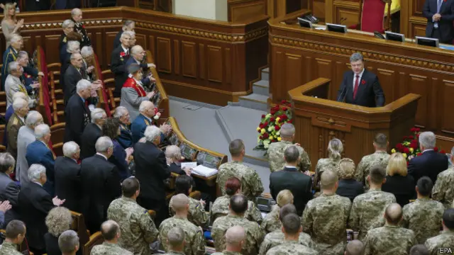 В зале присутствовали, помимо депутатов, ветераны советской армии и УПА