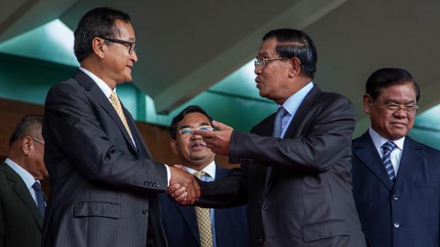 Sam Rainsy (trái) bắt tay Hun Sen hôm 22/7/2014
