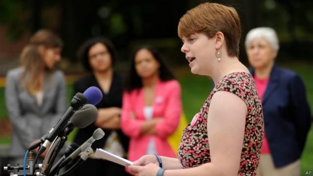 Julia Michaels y otros miembros de la asociación feminista denuncian que la universidad no protegió a los alumnos que recibieron amenazas.