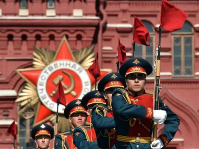 نمادهای دوران کمونیستی در روز های تجلیل از پیروزی در جنگ جهانی دوم دوباره به میدان برگشته اند