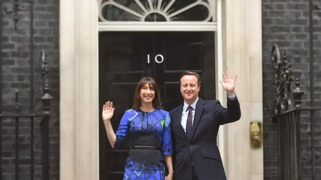 21日中午，英国首相卡梅伦夫妇将在首相府唐宁街10号迎接习近平夫妇。习近平与卡梅伦将进行双边会晤。