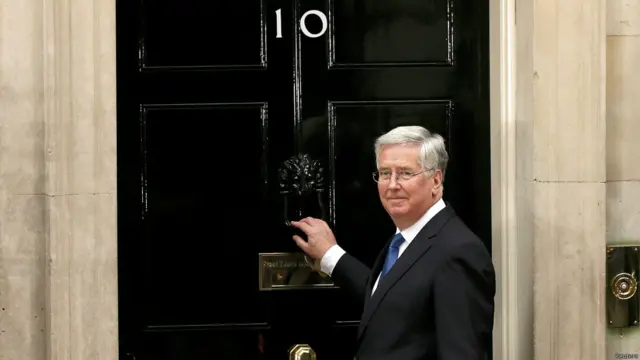 邁克爾·法隆連任國防大臣