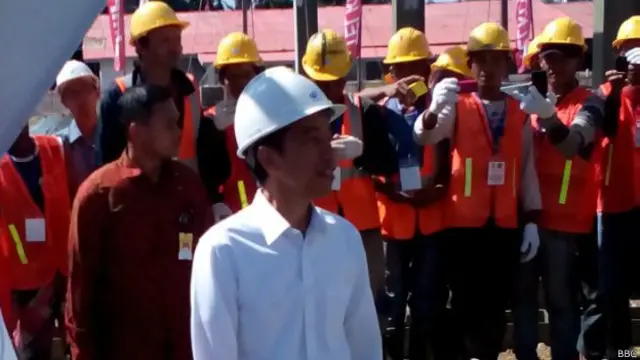 Presiden Joko Widodo meninjau pembangunan Pasar O'hara di Jayapura, Papua.
