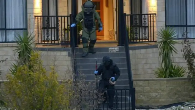 在周五的突襲中，警方引爆了在格林韋爾郊區發現的三枚自製炸彈。