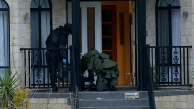 這名17歲的青年是在周五警方突擊搜查一所房屋時被捕的。