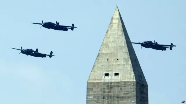 飞机飞过纪念碑