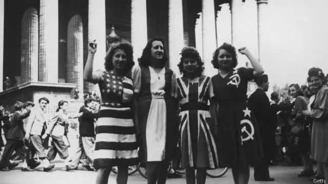 胜利日的巴黎民众