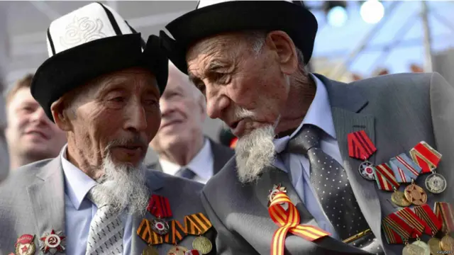 دوسری جنگ عظیم میں نازی جرمنی کے خلاف فتح کی 70 ویں سالگرہ کے موقع پر دوسری جنگ عظیم کے دو سابق فوجی اپنے میڈلز کے ساتھ دیکھے جا سکتے ہیں۔