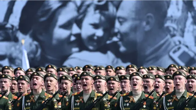 اس موقع پر روس کے دارالحکومت ماسکو میں ریڈ سکوارئر آج تک کی سب سے بڑی فوجی پریڈ منعقد ہو رہی ہے۔