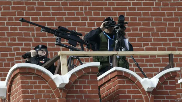 اس موقعے سے سکیورٹی کے زبردست انتظامات کیے گئے ہیں اور جگہ جگہ عمارتوں پر سنائپرز نظر آ رہے ہیں۔