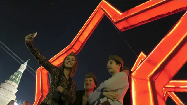 روسی باشندے اس جشن میں شریک ہو رہے ہیں اور ریڈ سکوائر پر موجود یادگار کے ساتھ اپنی تصاویر لے رہے ہیں۔