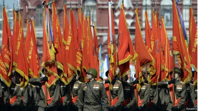 俄军身穿二战时期的军服参加了阅兵式