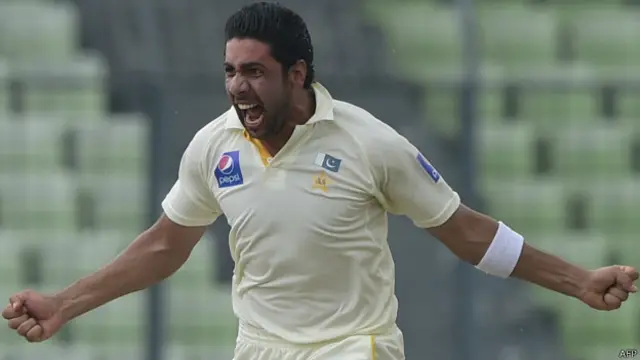 عمران خان نے ابوظہبی ٹیسٹ میں دو اور دبئی ٹیسٹ میں چار وکٹیں حاصل کی تھیں