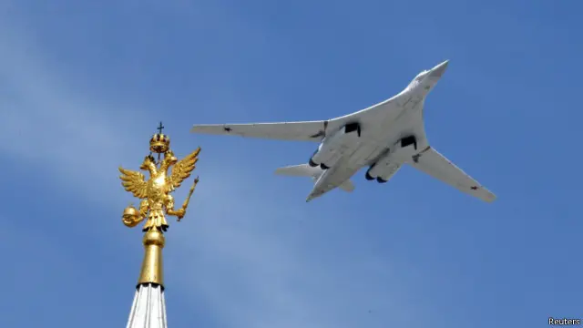 俄罗斯的图-160重型战略轰炸机飞过红场