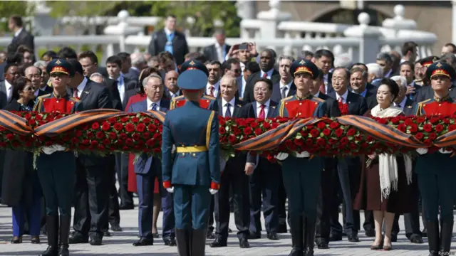 روسی صدر ولادیمیر پوتن نے پریڈ کی سلامی لی اور اس موقعے پر ان کے ساتھ 20 سے زیادہ ممالک کے رہنما موجود تھے۔