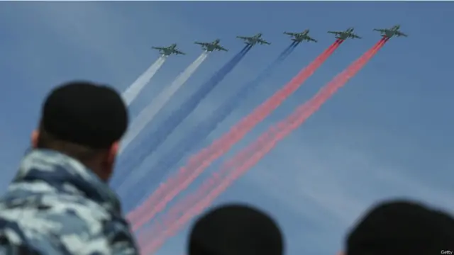 ناظرین روسی طیاروں کی قلابازیوں اور فضا میں مختلف رنگ بکھرانے کے مناظر سے لطف اندوز ہوئے۔