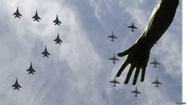 Военные самолеты пролетают над Красной площадью
