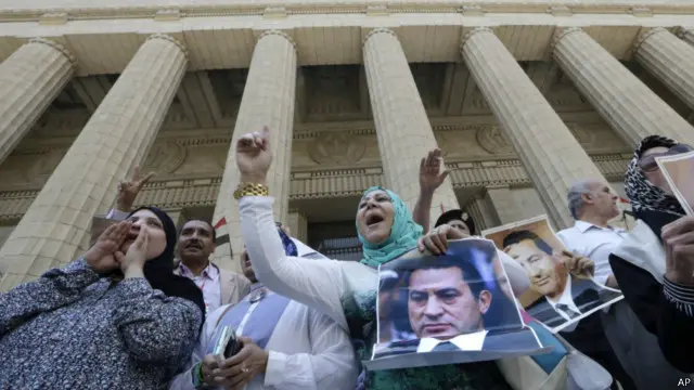 Những người ủng hộ ông Hosni Mubarak đã 'vẫy tay, hôn gió' khi nhà cựu lãnh đạo tới phiên tòa.