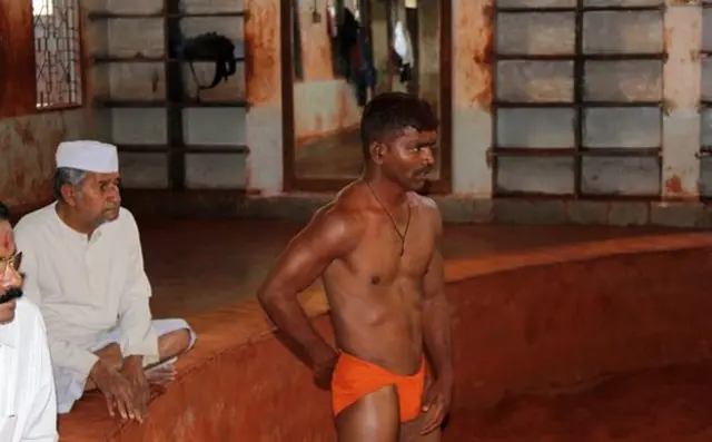  امول ساتھی اکھاڑے میں کشتی کی تیاری کرتے ہوئے