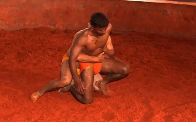 امول ساتھی کشتی لڑتے ہوئے