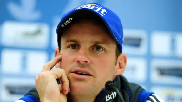 انگلینڈ کی جانب سے 100 ٹیسٹ میچ کھیلنے والے 38 سالہ اینڈریو سٹراس نے 50 ٹیسٹ میچوں میں کپتانی کے فرائض سرانجام دیے