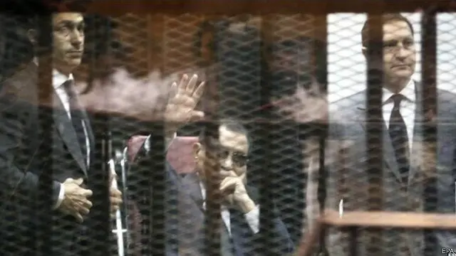 مبارك يلوح بيديه لأنصاره في قاعة المحكمة